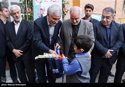 محمد علی افشانی شهردار تهران در آیین نواختن زنگ مهر و بازگشایی مدارس