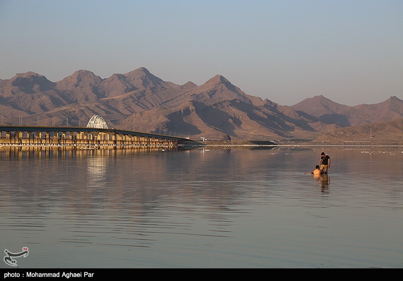 پیچ‌وخم تمام‌نشدنی میانگذر دریاچه ارومیه/ ادامه حیات نگین فیروزه‌ای آذربایجان در هاله‌ ابهام