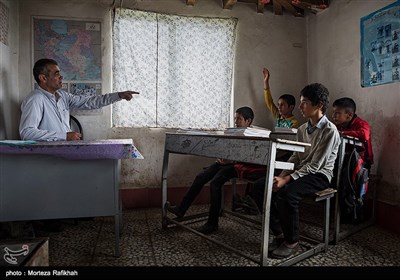 محمد رضا محرمی دانش آموز پایه پنجم مدرسه شهید احمدی روستای ونه دشت برای پاسخ به پرسش معلم دست خود را به نشانه اجازه بالا گرفته است.