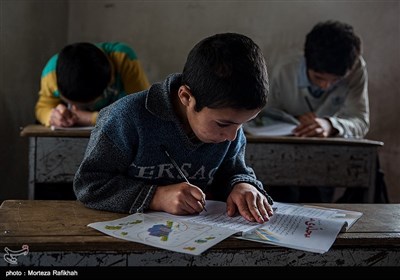 دانش آموزان مدرسه شهید احمدی روستای ونه دشت در کلاس درس از روی کتاب رو نویسی میکنند.