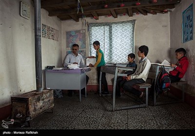 کاووس جعفرنژاد معلم مدرسه شهید احمدی روستای ونه دشت در اولین روز از سال تحصیلی کتاب های درسی را به دانش آموزان تحویل میدهد.