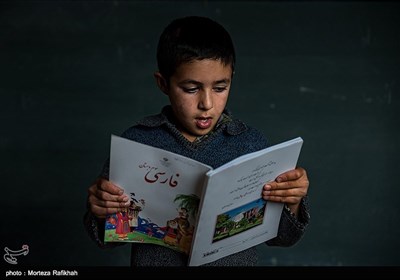  سامان محرمی دانش آموز پایه سوم ابتدایی مدرسه شهید احمدی روستای ونه دشت در ساعت درس فارسی از روی این کتاب رو خوانی میکند.