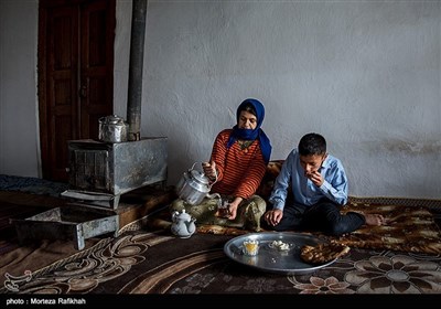 جیران ایزدی 50 ساله در صبح اولین روز از سال تحصیلی برای نوه خود رامتین محرمی که امسال به کلاس پنجم میرود چای میریزد تا صبحانه اش را میل کند و با انرژی کامل به مدرسه برود.