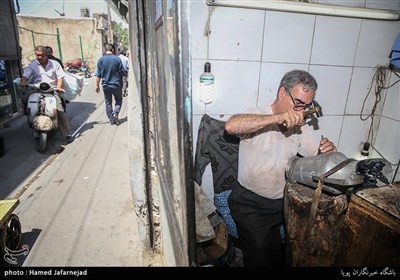 مغازه قلم زنی در بازار تهران