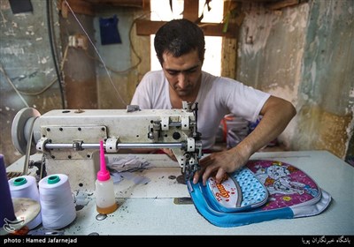 کارگاه دوخت کیف مدرسه در بازار تهران