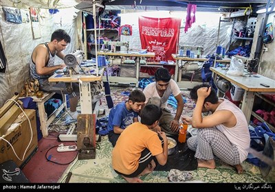 صرف ناهار در کارگاه دوخت کیف مدرسه بازار تهران