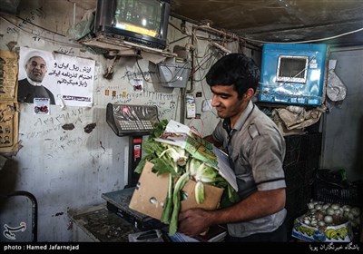 مغازه فروش میوه و سبزیجات در بازار تهران