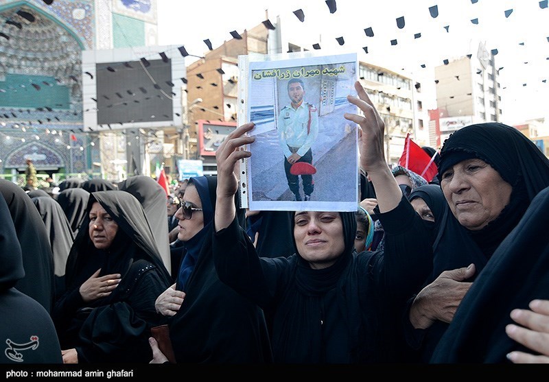 Ahvaz Saldırısının Kurbanlarını Binlerce İranlı Toprağa Verdi