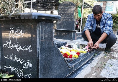 غبار روبی مزار شهدا به مناسبت هفته دفاع مقدس