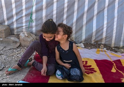 محله زعفران، گله‌گله چادر و کانکس در خود دارد. بچه‌ها شادند هرچند بازی‌شان زلزله‌بازی‌ست. 