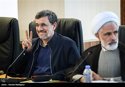حجت‌الاسلام مجید انصاری و محمود احمدی‌نژاد در جلسه مجمع تشخیص مصلحت نظام