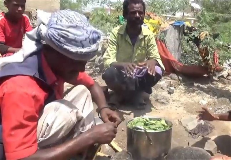 Riyadh&apos;s Ongoing Blockade Forces Yemenis to Survive Hunger by Eating Boiled Leaves (+Video)