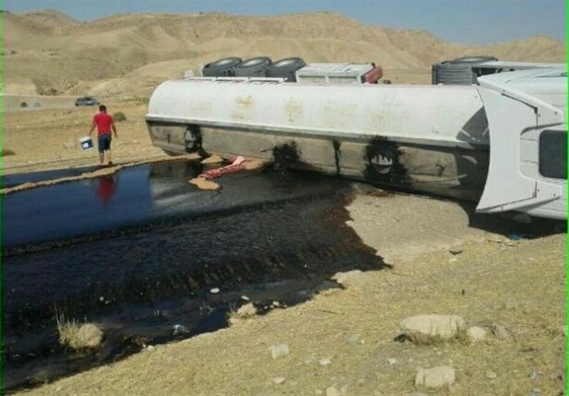 تانکر نفت‌کش در محور پلدختر- دره شهر واژگون شد؛ تلاش برای عدم سرایت مواد سوختی به رودخانه سیمره