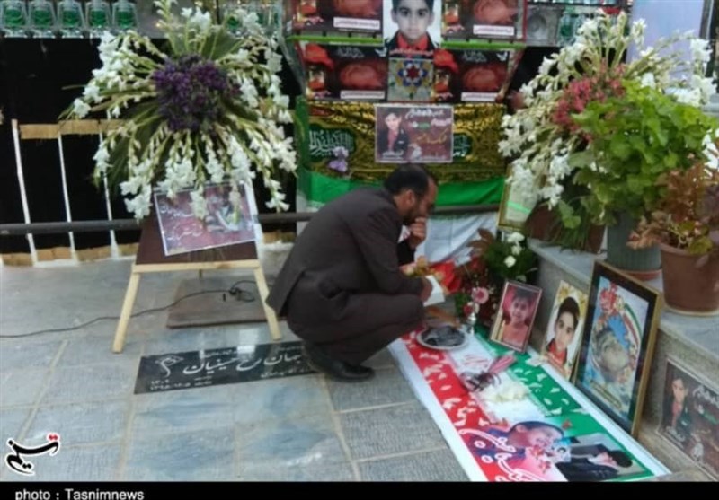 اصفهان| اهدای قرآن یادبود از مقام معظم رهبری به مادر شهید خردسال حادثه تروریستی اهواز + تصویر