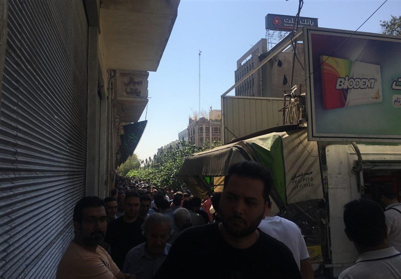 ازدحام جمعیت در فردوسی/ کاهش شدید قیمت دلار در تهران+ عکس