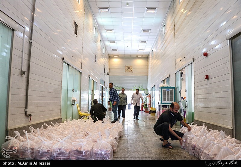 آماده سازی بسته های گوشت قربانی آستان قدس برای مناطق محروم