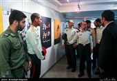 ازدید سربازان حاضر در حادثه تروریستی اهواز از نمایشگاه پوسترحوزه هنری