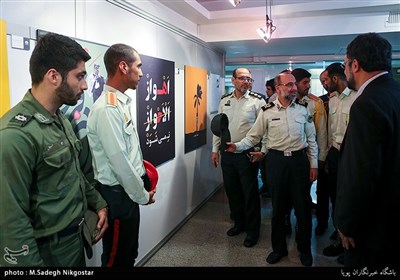 ازدید سربازان حاضر در حادثه تروریستی اهواز از نمایشگاه پوسترحوزه هنری