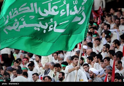 قائد الثورة الاسلامیة خلال ملتقى فی ملعب آزادی