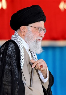 قائد الثورة الاسلامیة خلال ملتقى فی ملعب آزادی