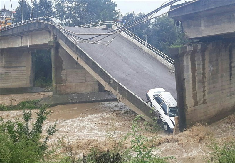 گیلان|‌ پل بزرگ املش به‌ علت سیلابی شدن رودخانه تخریب شد+فیلم