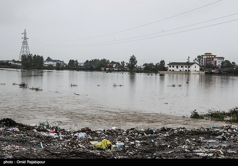 سیلاب راه دسترسی 14 روستای تنکابن را مسدود کرد