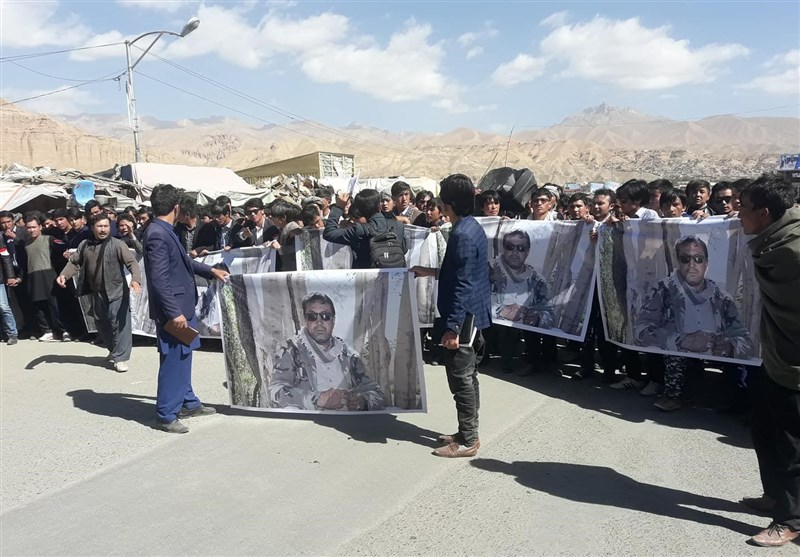 تظاهرات مردمی در اعتراض به بازداشت فرمانده پلیس محلی در مرکز افغانستان