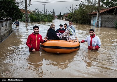 خانواده عشوری توسط نیروهای هلال احمر و با استفاده از قایق به جای امنی انتقال داده میشوند. 