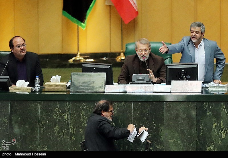 مجادله لفظی لاریجانی و نقوی حسینی بر سر تصویب 20 دقیقه‌ای برجام