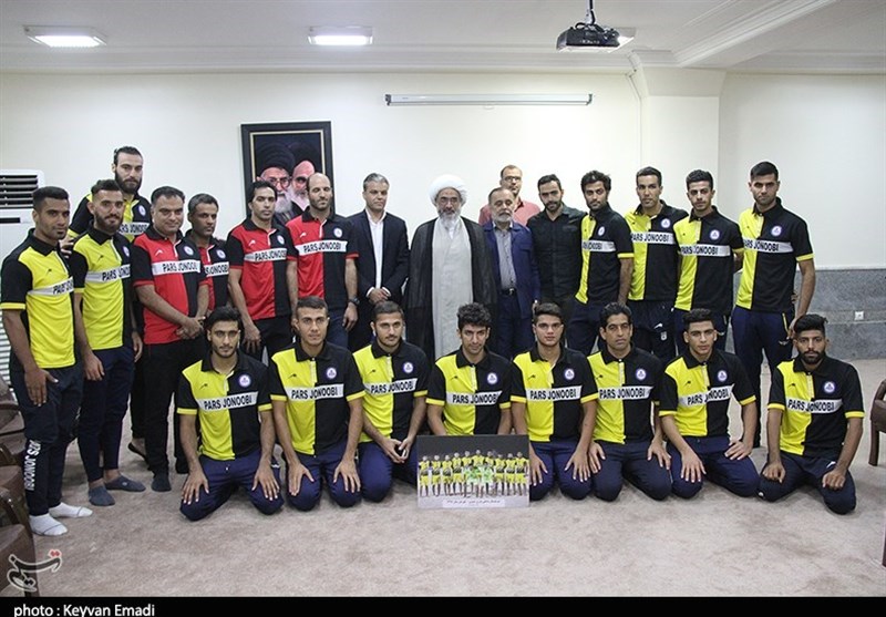 جشن قهرمانی تیم فوتبال ساحلی پارس جنوبی با حضور امام جمعه بوشهر به روایت تصویر