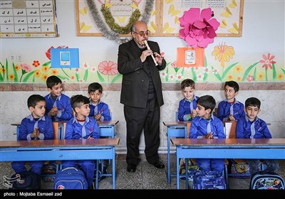 کلاس درس احمد مبارکی معلم با سابقه کلاس اول
