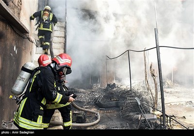 آتش سوزی در انبار تزئینات خودرو در شیراز