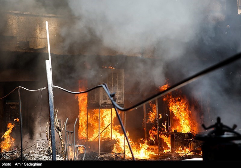 آتش‌سوزی گسترده در انبار لوازم بهداشتی در حومه رشت با تلاش 40 آتش‌نشان مهار شد