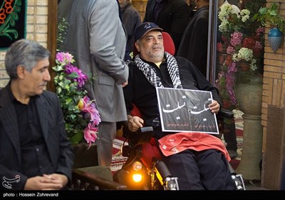 موسی سلامت جانباز طرفدار تیم فوتبال پرسپولیس در مراسم ختم مرحوم بهرام شفیع 