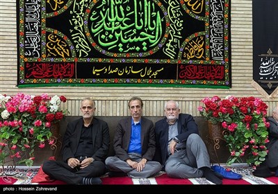 محمدرضا حیاتی مجری اخبار تلویزیون در مراسم ختم مرحوم بهرام شفیع