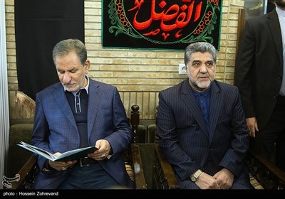 از راست : سید حسین هاشمی و اسحاق جهانگیری معاون اول رئیس جمهور در مراسم ختم مرحوم بهرام شفیع 
