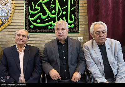 از راست: علی پروین پیشکسوت باشگاه پرسپولیس و مرشد عباس شیرخدا در مراسم ختم مرحوم بهرام شفیع