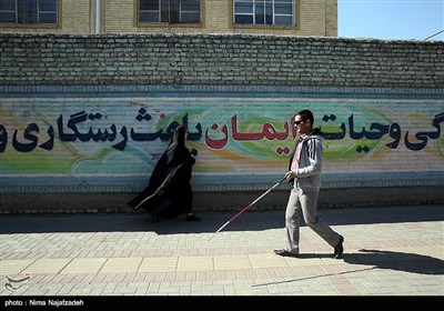 جواد عباسی 26 ساله و فوق لیسانس ادبیات است. او در دوران کودکی دید کمی داشت و تا سن نوجوانی کم کم همان دید را هم از دست داد. جواد سه سال پیش ازدواج کرده و در حال حاضر منبع درآمدش استعداد خاص او در تعمیر گوشی موبایل و نصب نرم افزارهای ویژه نابینایان در گوشی هایشان است.