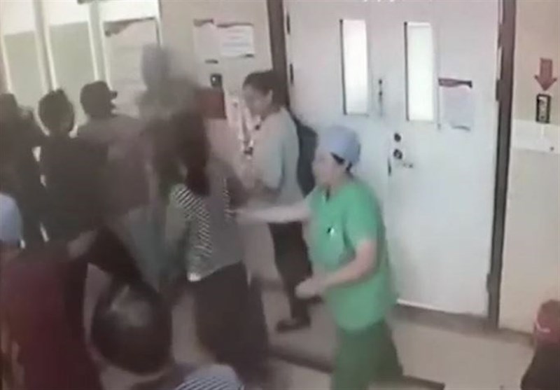 Chinese Gynecologist Attacked By Patient&apos;s Family (+Video)