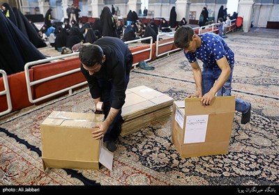 آئین آماده‌سازی هدیه متبرک رضوی برای اهدا به میزبانان اربعین حسینی