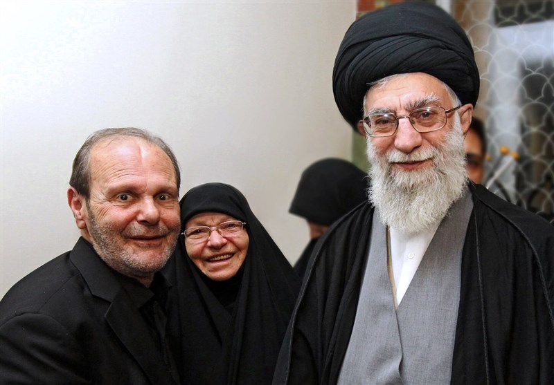 حضور نماینده دفتر حفظ و نشر آثار امام خامنه‌ای در منزل مادر شهید مغنیه