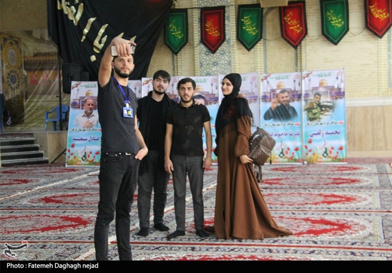 زائران اربعین حسینی از جمهوی آذربایجان میهمان مردم دزفول؛ عکس سلفی با شهدای مدافع حرم + تصاویر