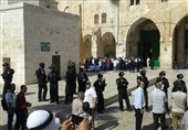 عشرات المستوطنین الصهاینة یدنسون الأقصى المبارک