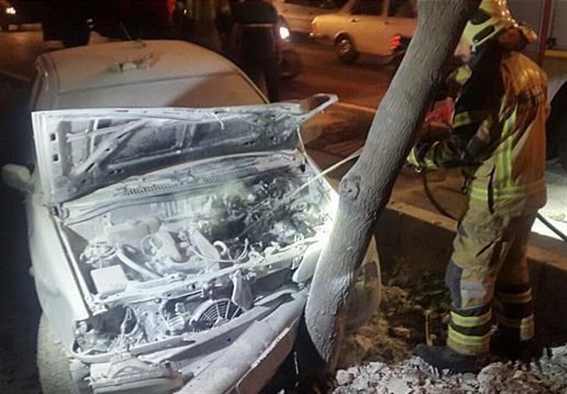 آتش گرفتن پراید پس از تصادف با درخت + تصاویر