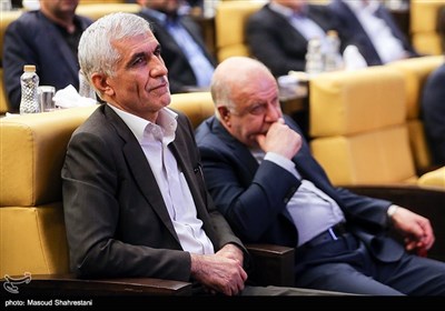 بیژن زنگنه وزیر نفت، محمد علی افشانی شهردار تهران در مراسم امضای قرارداد طرح توسعه حمل‌ و نقل ریلی درون شهری