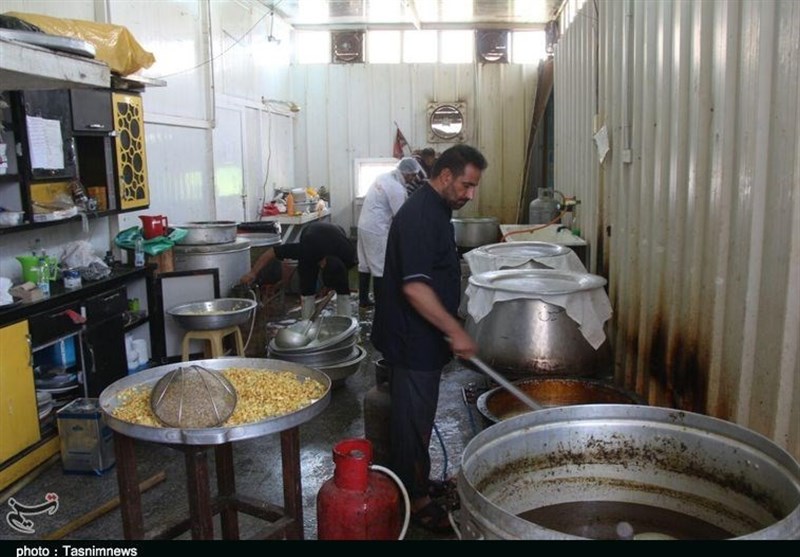 اربعین حسینی| روزانه 2000 پرس غذا در موکب های لرستان در شهر نجف پخت می شود
