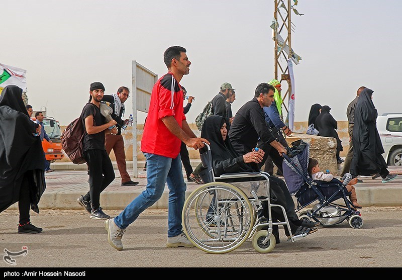 اخبار اربعین| انتقال 45 زائر بیمار از عراق به مرز مهران/ارائه خدمات به 35 هزار زائر در مرزها