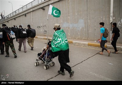 پیاده روی زائران اربعین حسینی از نجف به کربلا 