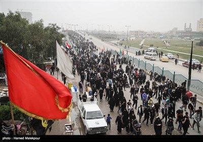 پیاده روی زائران اربعین حسینی از نجف به کربلا