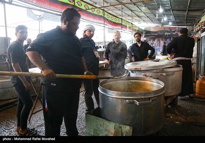 پذیرایی از زوار اربعین حسینی در مرز شلمچه